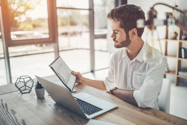 genç işadamı çalışma