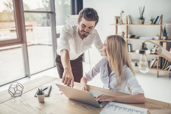 Ofiste çalışan çift.