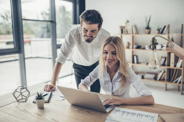Couple working in office — Stock Photo, Image