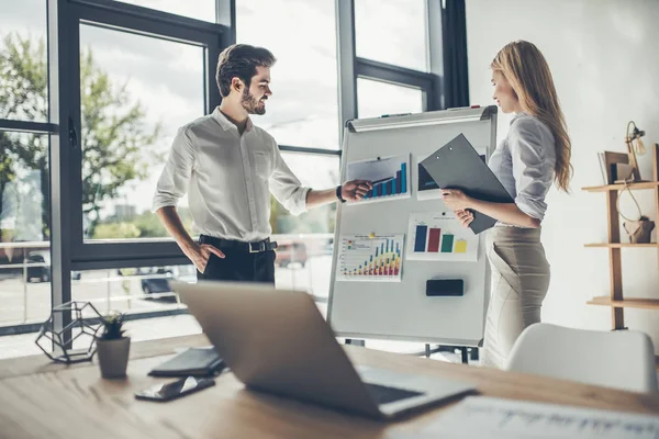 Ofiste çalışan çift.