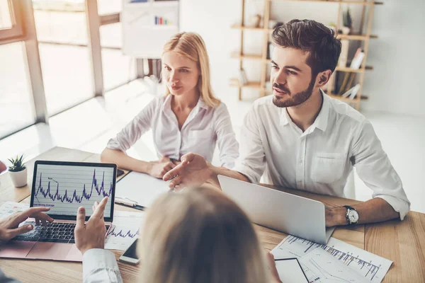 Groep van mensen die werkzaam zijn — Stockfoto