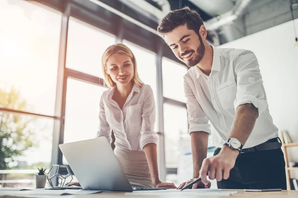 Paar mensen aan het werk — Stockfoto