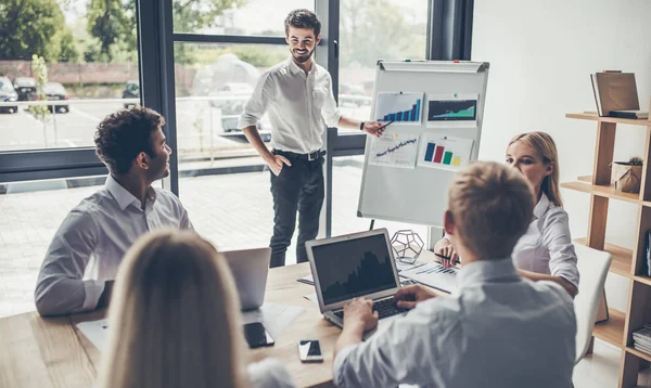 Grupp av personer som arbetar — Stockfoto