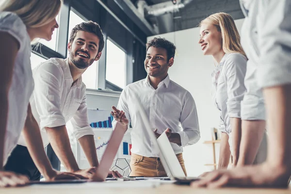 Grupo de personas trabajando — Foto de Stock