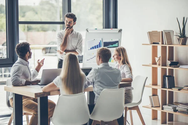 Grupo de personas trabajando — Foto de Stock