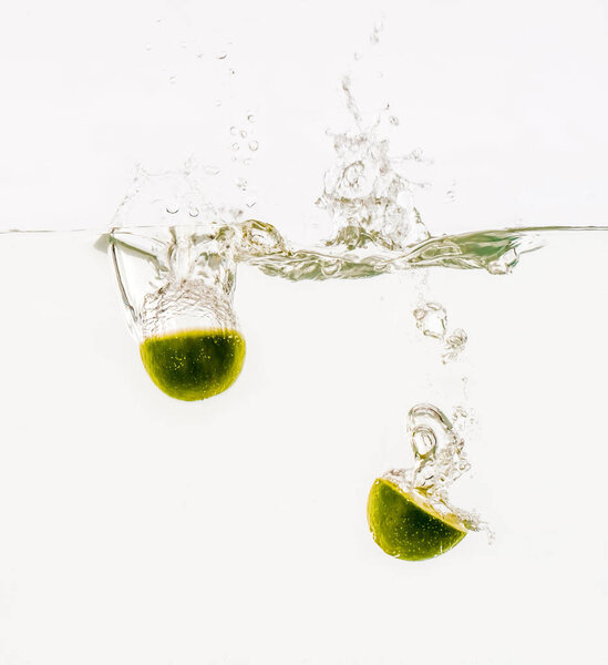 Фрукты бросают в воду
