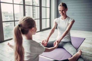 Anne kızı evde çalışma dışarı ile