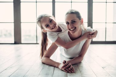 Anne ile kızı evde