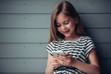 Gri arka planda sevimli küçük bir kız