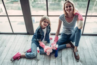 Anne ile kızı temizlik yapıyor