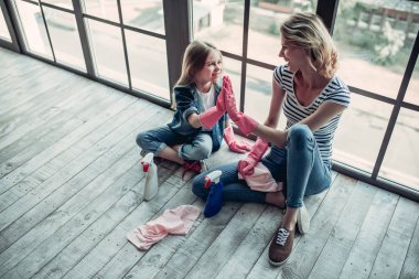 Anne ile kızı temizlik yapıyor