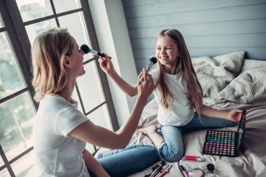 Anne kızı makyaj ile