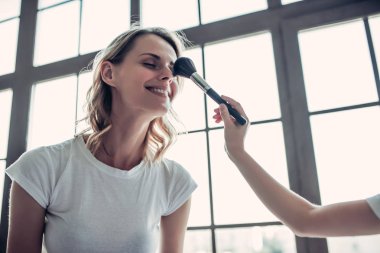 Anne kızı makyaj ile