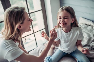 Anne kızı makyaj ile