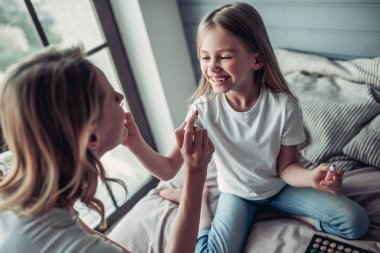 Anne kızı makyaj ile