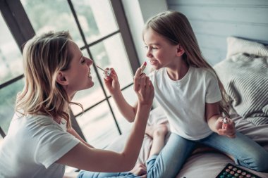 Anne kızı makyaj ile