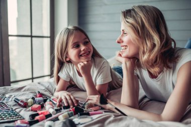 Anne kızı makyaj ile