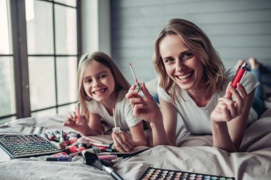 Anne kızı makyaj ile