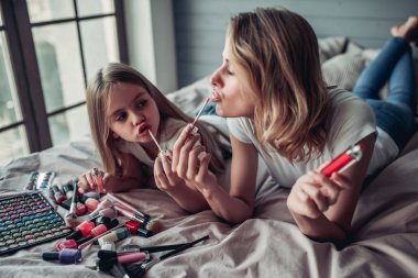 Anne kızı makyaj ile