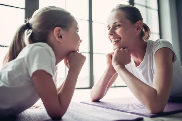 Mom with daughter working out at home — Stock Photo, Image