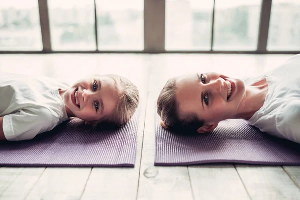 Mamma med dotter träna hemma — Stockfoto