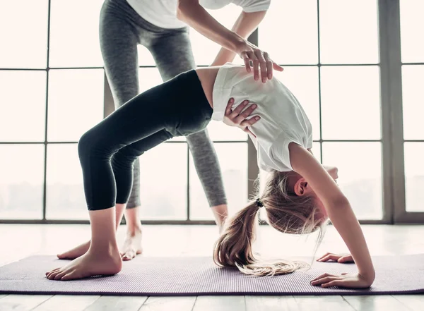 Anne kızı evde çalışma dışarı ile