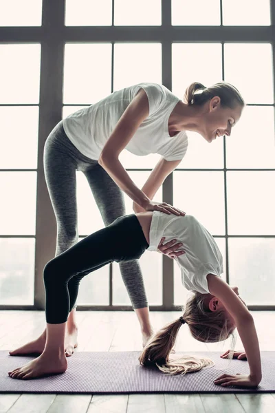 Mamma med dotter träna hemma — Stockfoto