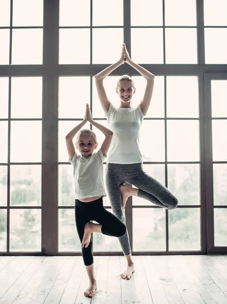 Mom with daughter working out at home — Stock Photo, Image