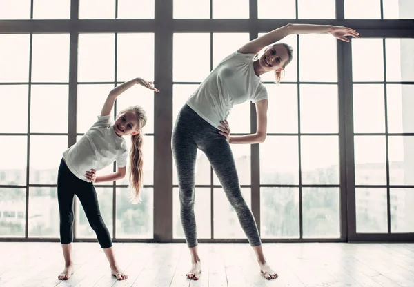 Mom with daughter working out at home — Stock Photo, Image