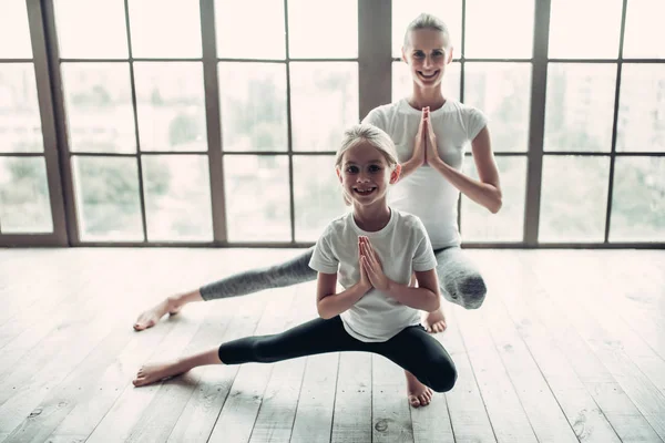 Mom with daughter working out at home — Stock Photo, Image