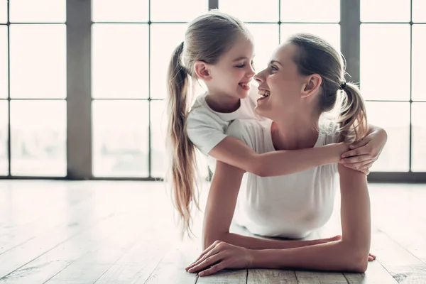 Mom with daughter at home — Stock Photo, Image