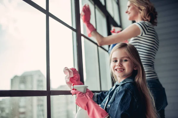 Mamá con hija haciendo limpieza — Foto de Stock