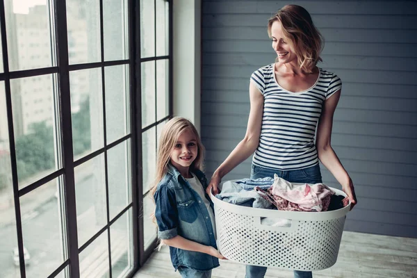 Mãe com filha fazendo limpeza — Fotografia de Stock
