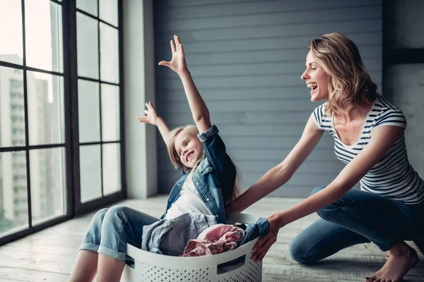 Anne ile kızı temizlik yapıyor