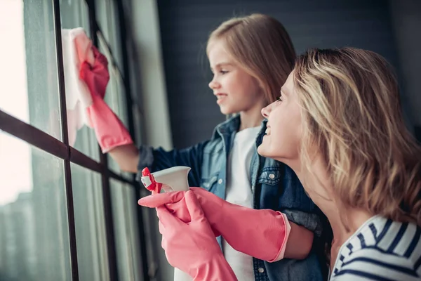 Mutter mit Tochter beim Putzen — Stockfoto