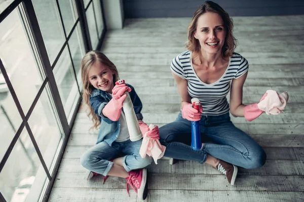 Anne ile kızı temizlik yapıyor