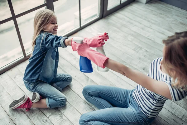 Mutter mit Tochter beim Putzen — Stockfoto