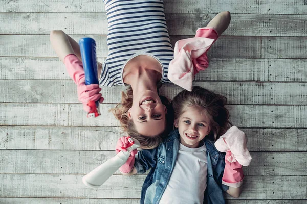 Mãe com filha fazendo limpeza — Fotografia de Stock