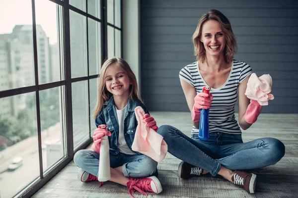 Anne ile kızı temizlik yapıyor