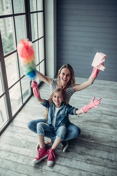 Mãe com filha fazendo limpeza — Fotografia de Stock