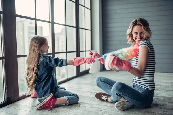 Anne ile kızı temizlik yapıyor