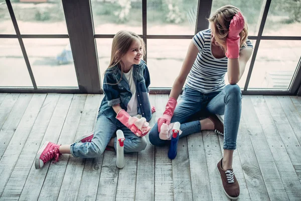 Mãe com filha fazendo limpeza — Fotografia de Stock