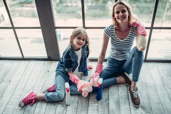 Mãe com filha fazendo limpeza — Fotografia de Stock