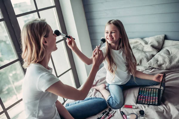 Anne kızı makyaj ile