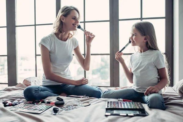 Mãe com filha fazendo maquiagem — Fotografia de Stock