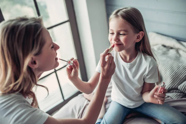 Anne kızı makyaj ile