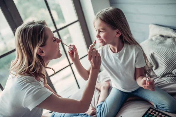 Anne kızı makyaj ile