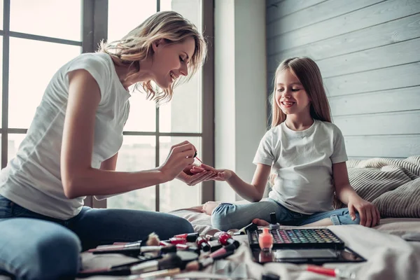Mom with daughter doing makeup — Stock Photo, Image