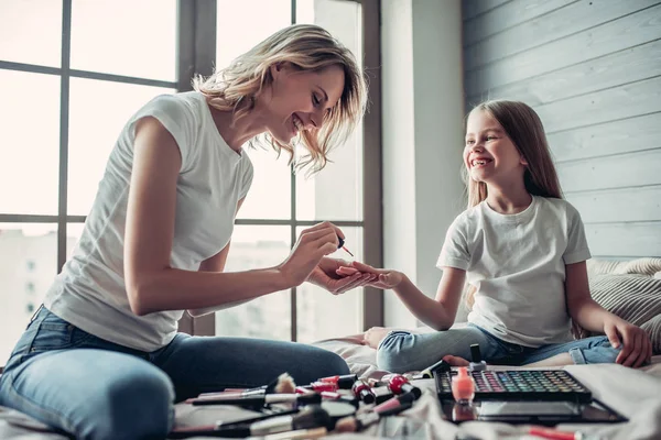 Mom with daughter doing makeup — Stock Photo, Image