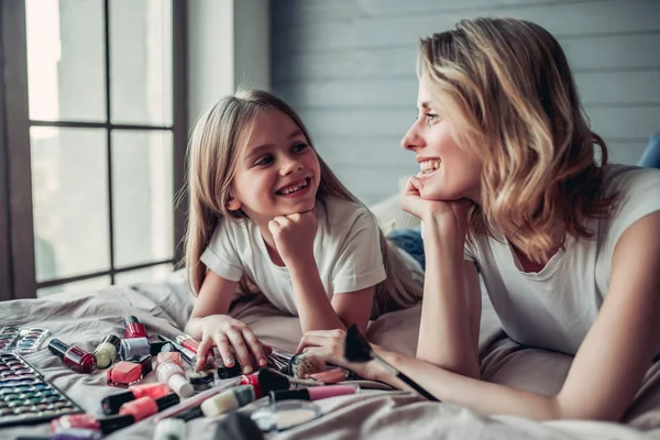 Anne kızı makyaj ile